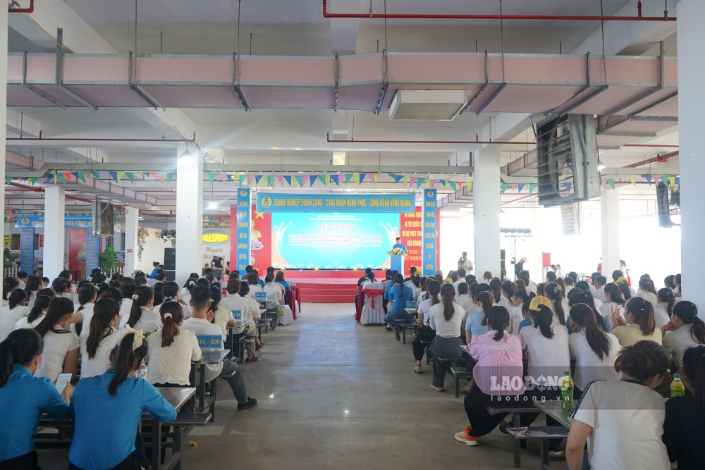 Lễ tôn vinh cán bộ, người lao động tại Công ty TNHH Giầy Rollsport Việt Nam. Ảnh: Quách Du (chụp ngày 17.10.2026)