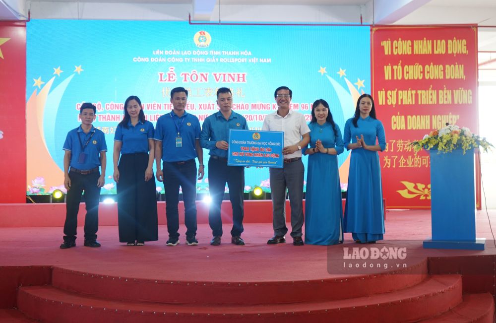 Công đoàn Trường Đại học Hồng Đức trao tặng 50 bộ áo dài truyền thống cho nữ đoàn viên công đoàn Công ty TNHH Giầy Rollsport Việt Nam. Ảnh: Quách Du (chụp ngày 17.10.2026)
