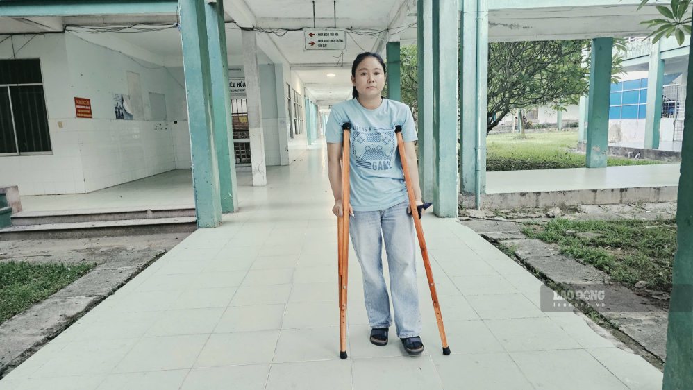 Nữ công nhân Thúy Vang bị tai nạn lao động trên đường đi làm, đến nay vẫn đang tập phục hồi. Ảnh: Hoàng Bin