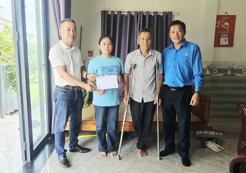 Đại diện Báo Lao Động và tổ chức Công đoàn trao 50 triệu đồng từ Quỹ Tấm lòng Vàng Lao Động hỗ trợ chị Trương Thị Thúy Vang. Ảnh: Hoàng Bin