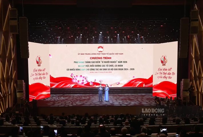 10월 17일 저녁, 베트남 조국전선 중앙위원회는 2026년 "빈곤층을 위한" 집중 월간 행사를 시작하여 대단결과 상호 사랑의 정신을 확산했습니다. 사진: 짜미