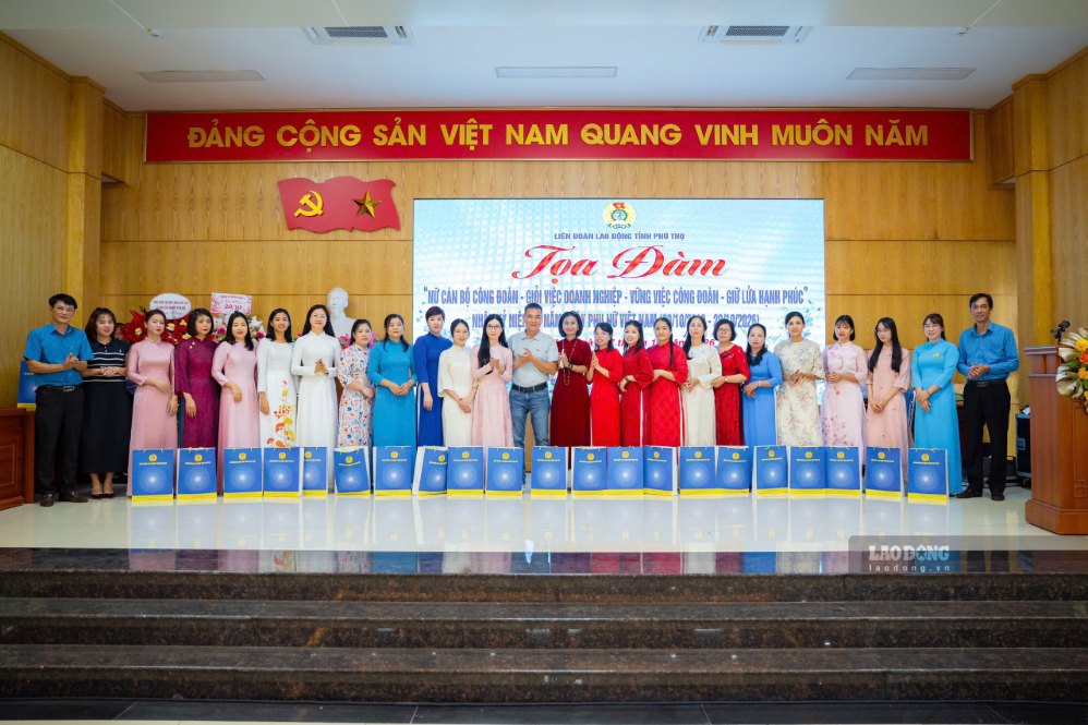 Những nữ cán bộ công đoàn có nhiều năm gắn bó và đạt thành tích xuất sắc trong phong trào nữ công