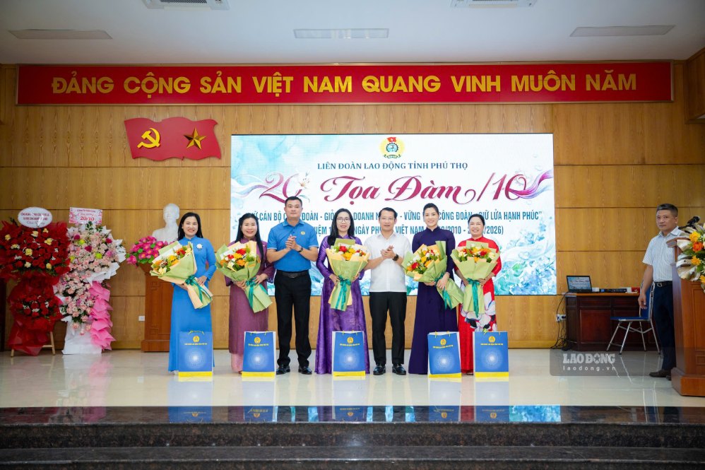 Tặng hoa chúc mừng các phó Trưởng ban Công đoàn Khu công nghiệp tỉnh Phú Thọ. Ảnh: An Vi