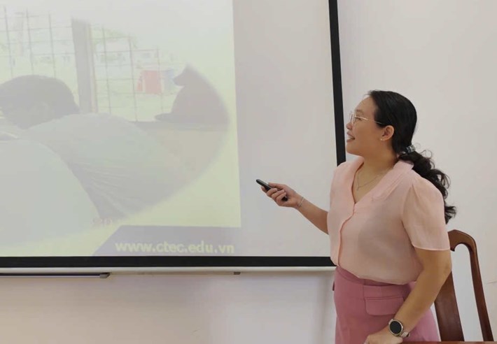 부이티투이치 석사(껀터 경제기술대학)는 자신의 전문 지식을 바탕으로 정보 기술을 교육 과정에 적극적으로 적용하고 있습니다. 사진: 캐릭터 제공