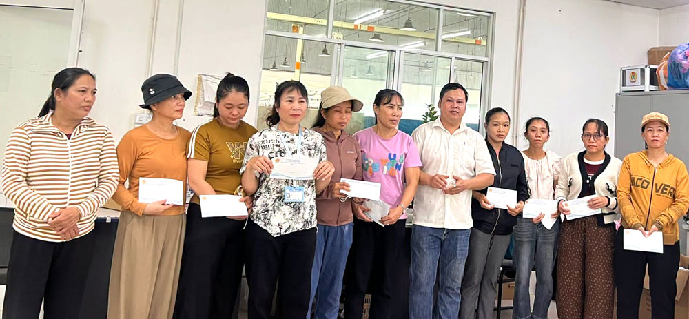El sindicato de base en Da Nang entrega regalos a mujeres sindicalistas en dificultades
