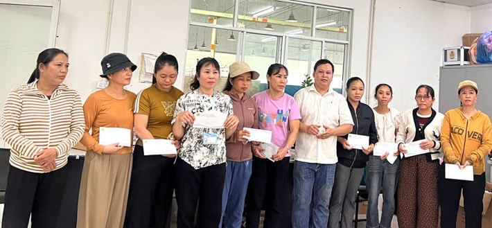 El sindicato de base en Da Nang entrega regalos a mujeres sindicalistas en dificultades. Foto: Sindicato de Da Nang