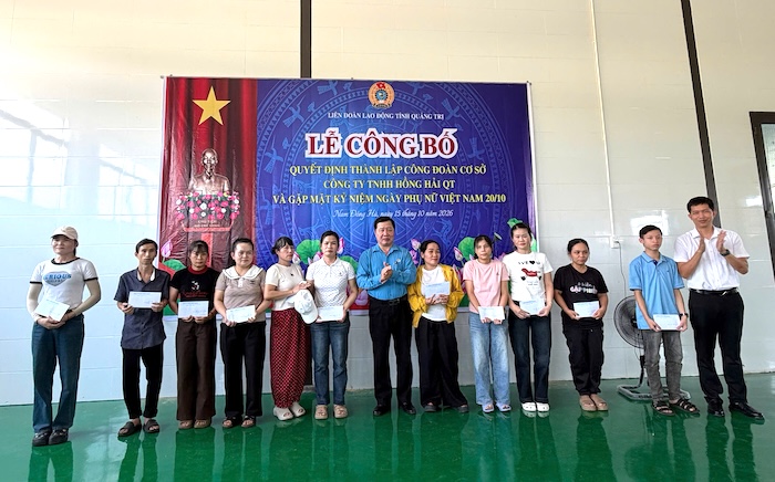 Các đoàn viên Công đoàn Công ty TNHH Hồng Hải QT nhận quà tặng (ảnh chụp tháng 10.2026). Ảnh: Công đoàn Quảng Trị