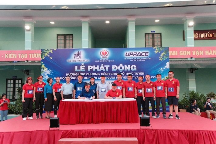 Đại diện May 10 và Hội Bảo trợ người khuyết tật Việt Nam  ký biên bản ghi nhớ hợp tác giới thiệu cơ hội việc làm cho người khuyết tật sau đào tạo nghề. Ảnh: May 10