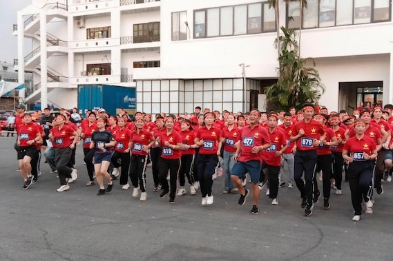Les cadres, les membres du syndicat et les travailleurs de May 10 participent à "May 10 - Marcher pour un Vietnam qui s'élève". Photo: May 10