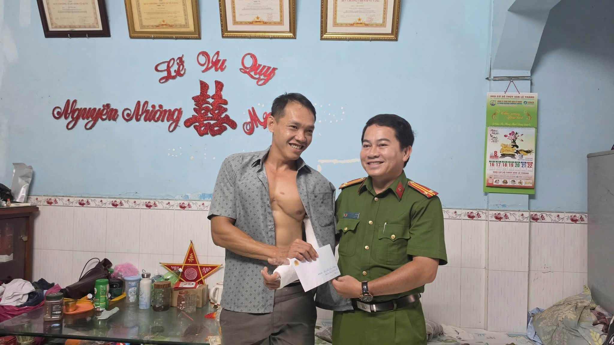 Anh Ngô Tấn Thành (cán bộ Tổ Cảnh sát PCCC và CNCH đặc biệt tinh nhuệ trên cạn) dù bị trật khớp tay phải vẫn cố gắng cứu người. Ảnh: Công an TPHCM
