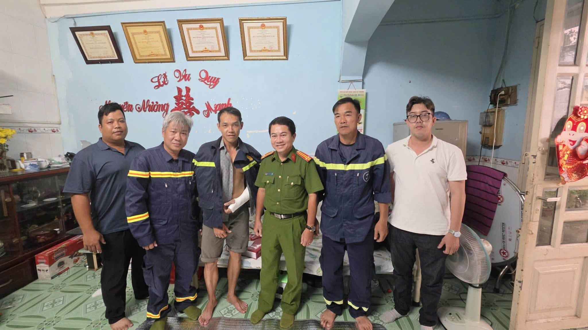 手首の脱臼の痛みをこらえ、消防・救助隊員は住民の命を守る決意