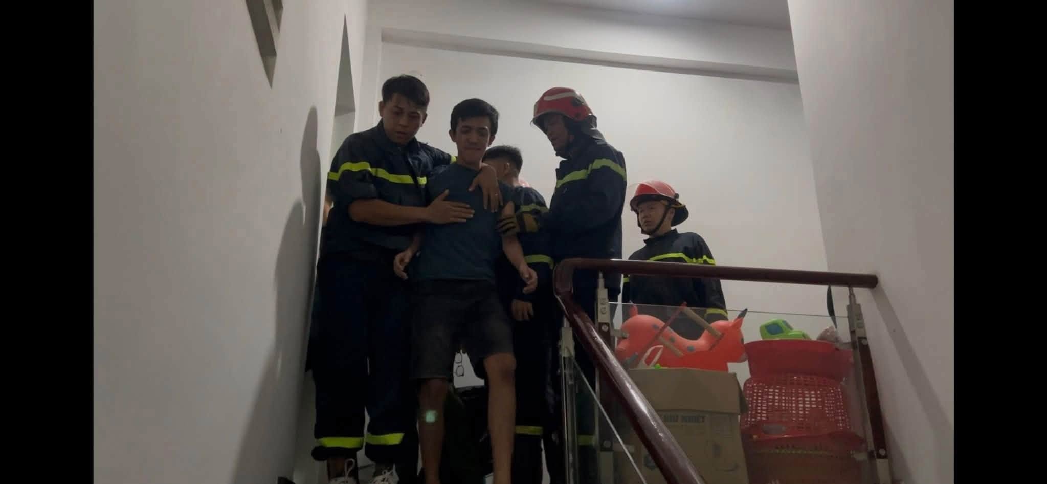 Các chiến sĩ PCCC và CNCH TPHCM kịp thời hỗ trợ, đưa nạn nhân đến nơi an toàn. Ảnh: Công an TPHCM