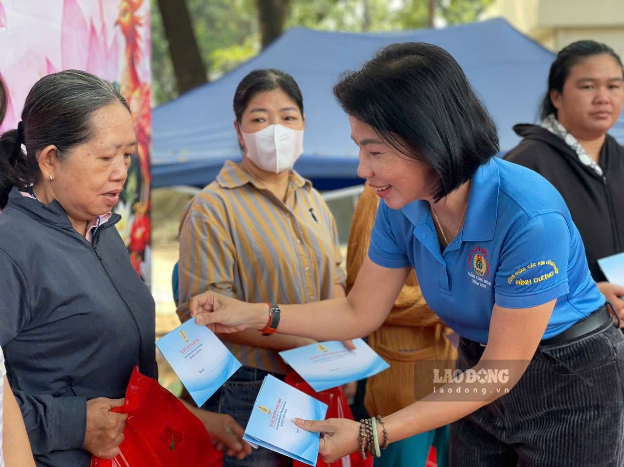 Bà Mai Thanh Thảo - Ủy viên Thường vụ LĐLĐ TPHCM trao quà cho công nhân khó khăn. Ảnh: Đình Trọng
