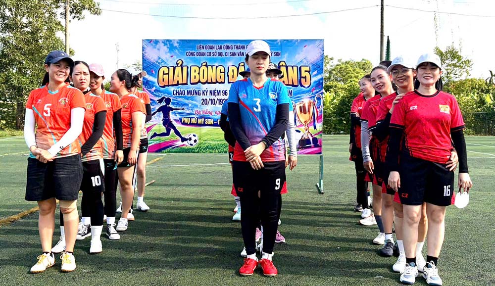 Hoạt động giao lưu bóng đá nữ, với sự tham gia của đoàn viên thuộc 5 tổ công đoàn. Ảnh: Công đoàn Nam Phước