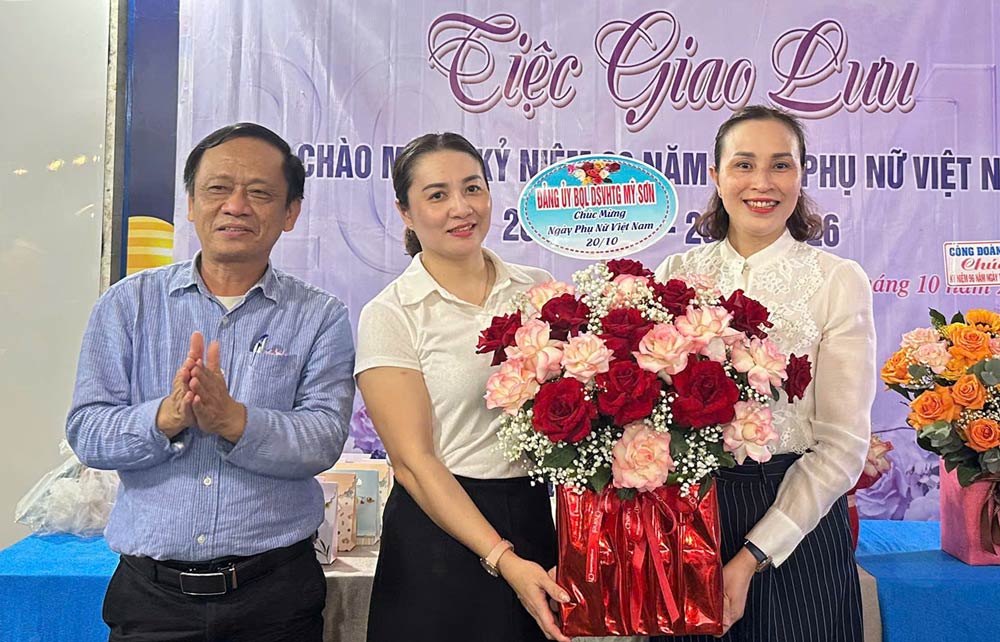 Đại diện Công đoàn xã Nam Phước và lãnh đạo Ban Quản lý đã tặng hoa chúc mừng Ban Nữ công, nữ lãnh đạo và toàn thể nữ đoàn viên, người lao động. Ảnh: Công đoàn Nam Phước
