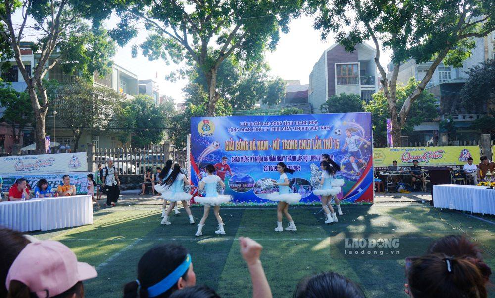 Công đoàn Công ty TNHH Giầy Sunjade Việt Nam tổ chức giải bóng đá nam, nữ. Ảnh: Quách Du (chụp ngày 18.10.2026)