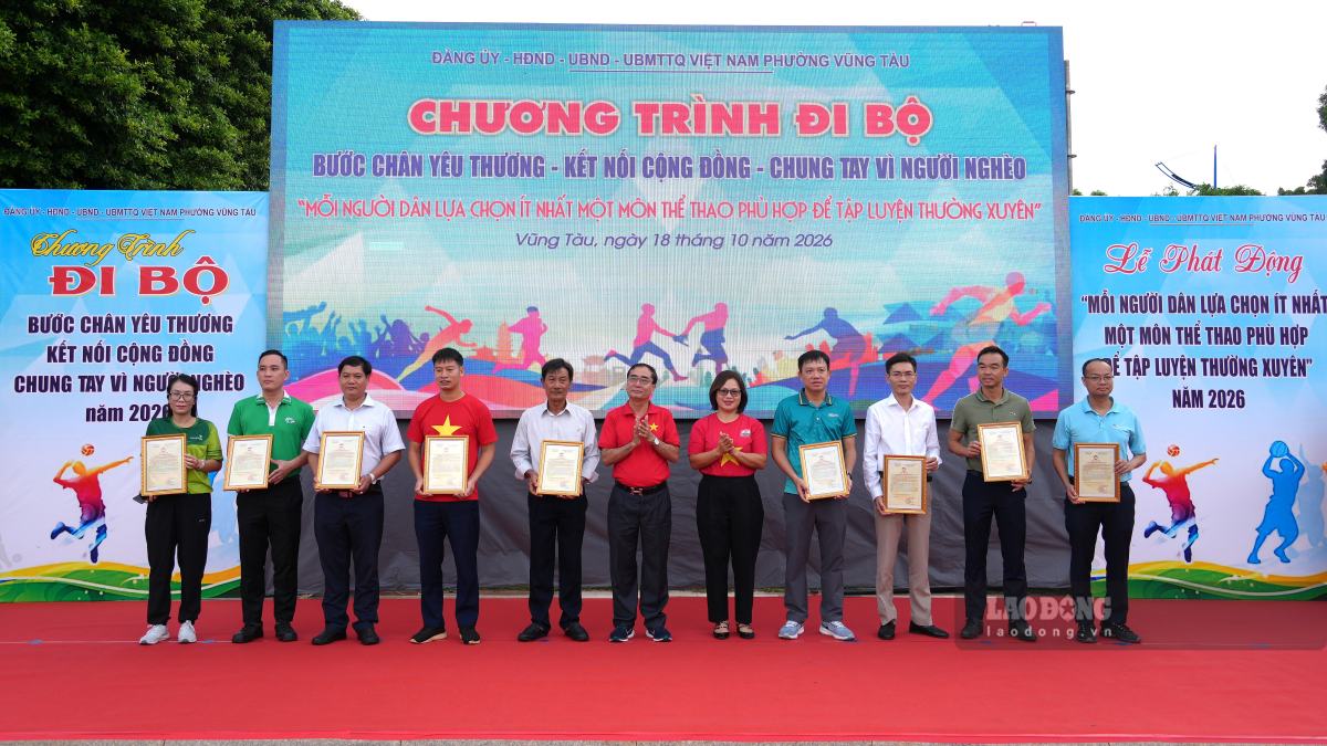 Phường Vũng Tàu trao thư cảm ơn đến một số tập thể, cá nhân đồng hành cùng chương trình. Ảnh: Thành An