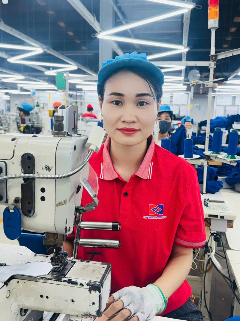 Chị Tòng Thị Việt. Ảnh: CĐ Công ty TNHH Thời trang Star cung cấp