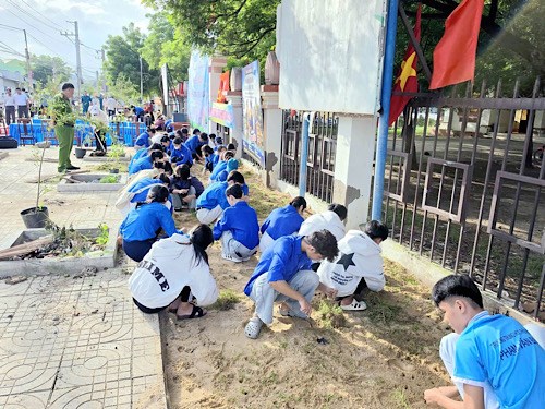 環境清掃に参加する人々。写真:フックハウコミューン祖国戦線