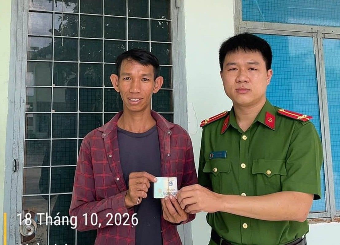 Công an xã Phước Hòa trao trả lại tài sản đánh rơi cho anh Sa Na. Ảnh: Công an xã Phước Hòa