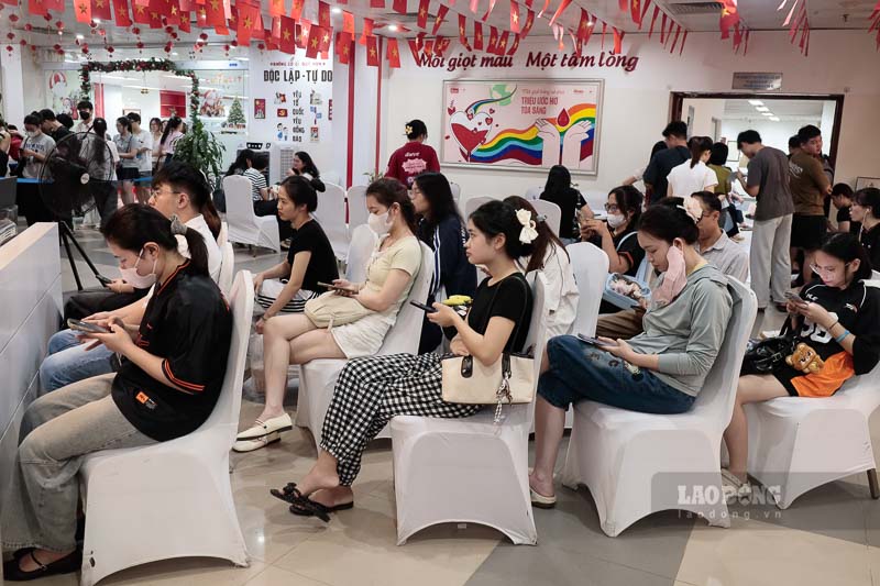 Hàng trăm người dân đã có mặt từ sớm, ổn định chỗ ngồi tại khu vực ghế chờ để đợi gọi tên hiến máu.