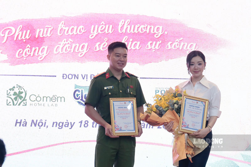 Diễn viên Quỳnh Kool nhận chứng nhận đồng hành cùng chương trình “Sắc hồng yêu thương”, góp phần lan tỏa thông điệp nhân ái “Phụ nữ trao yêu thương, cộng đồng sẻ chia sự sống” và truyền cảm hứng hiến máu tình nguyện trong cộng đồng, đặc biệt là giới trẻ.