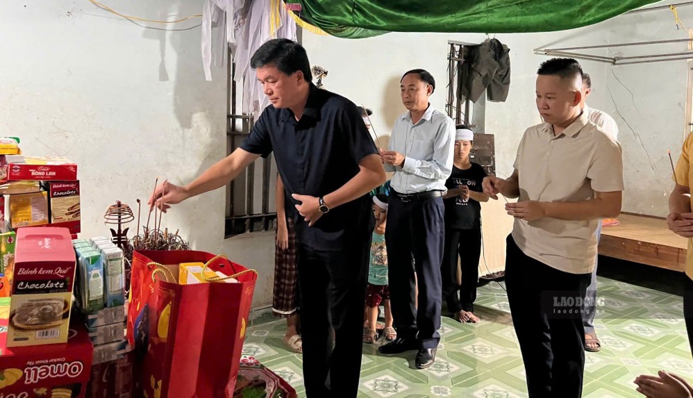 Đoàn công tác Ủy ban MTTQ Việt Nam tỉnh Nghệ An thắp hương, chia buồn với gia đình anh Hồ Trọng Nhân, người không may tử vong do điện giật. Ảnh: Duy Chương (10.2026)