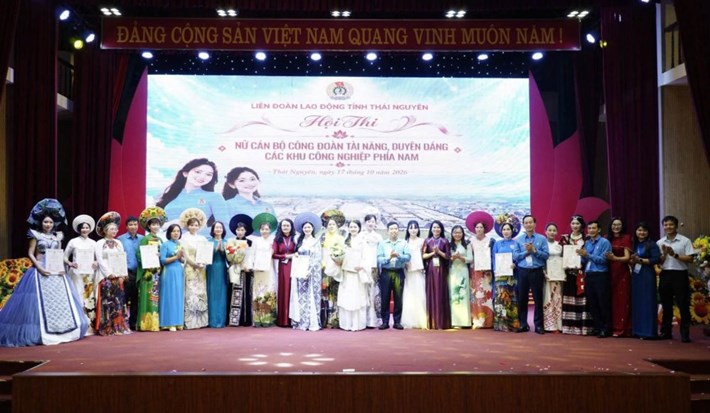 大会で出場者に賞を授与する組織委員会。写真:タイグエン労働組合
