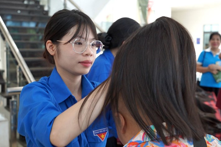 Le quartier de Dong Da (Hanoï) remet 120 coiffures à des patients traités pour le cancer à l'occasion du 20 octobre. Photo prise le 18 octobre. Photo: Linh Anh