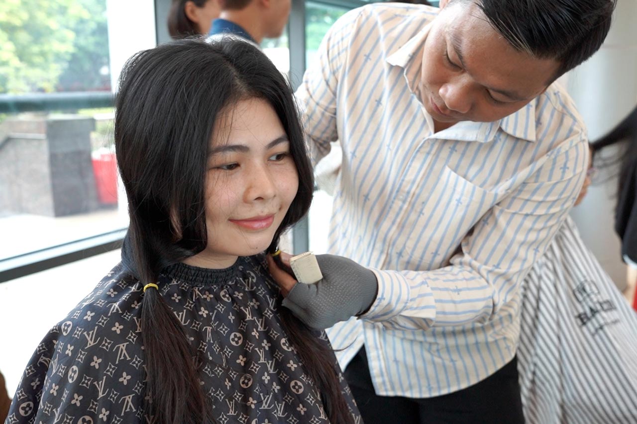 Nhiều người lựa chọn hiến đi mái tóc dài đã nuôi nhiều năm để san sẻ với bệnh nhân ung thư. Ảnh chụp ngày 18.10. Ảnh: Linh Anh