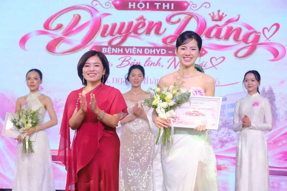 Thí sinh giành danh hiệu Người đẹp được yêu thích nhất. Ảnh: Công đoàn phường Thống Nhất