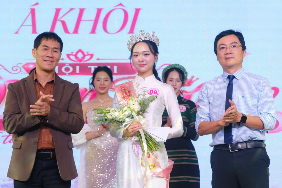 Thí sinh Đinh Minh Hằng giành danh hiệu Á khôi 2. Ảnh: Công đoàn phường Thống Nhất