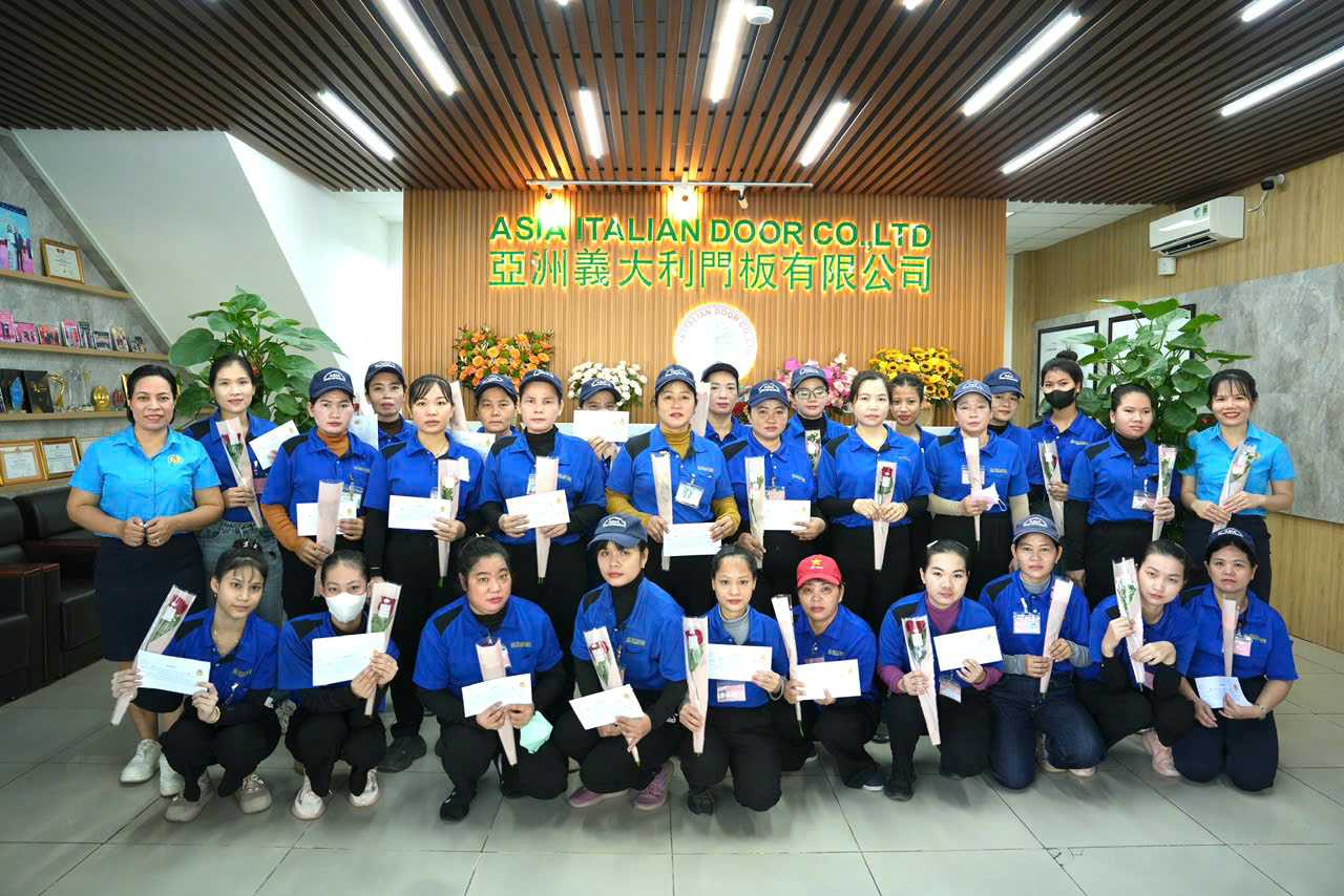 CĐCS Công ty TNHH Kỹ nghệ Cửa Ý Á Châu tặng hoa chúc mừng nữ công nhân. Ảnh: CĐCS cung cấp