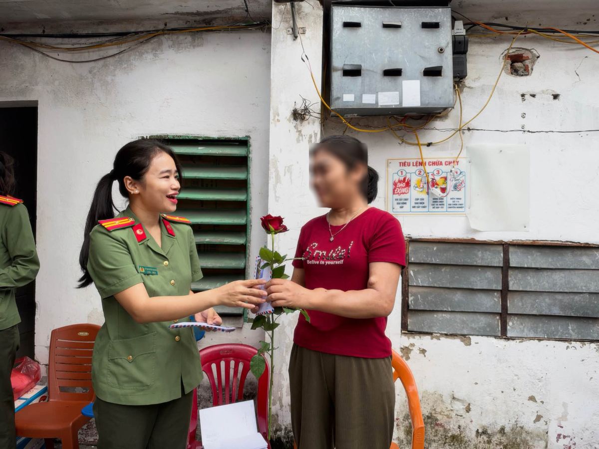 Hoạt động thăm hỏi, tặng quà của Hội Phụ nữ Phòng An ninh chính trị nội bộ góp phần tiếp thêm nghị lực cho những phụ nữ đang chống chọi với bệnh tật. Ảnh: Công an Nghệ An (10.2026)