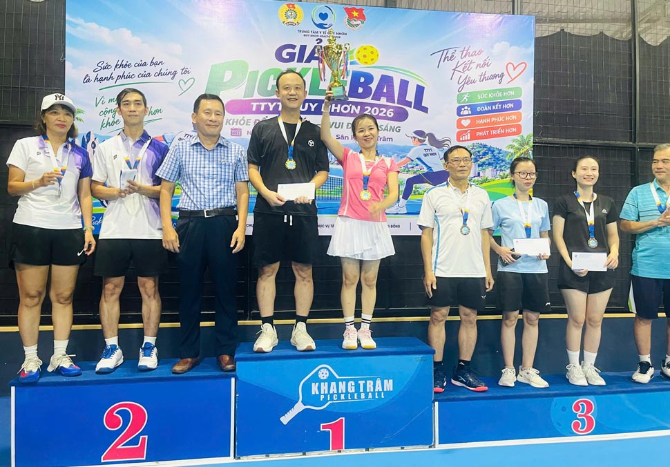 Trao giải nội dung đôi nam nữ tại giải Pickleball. Ảnh: Công đoàn phường Quy Nhơn