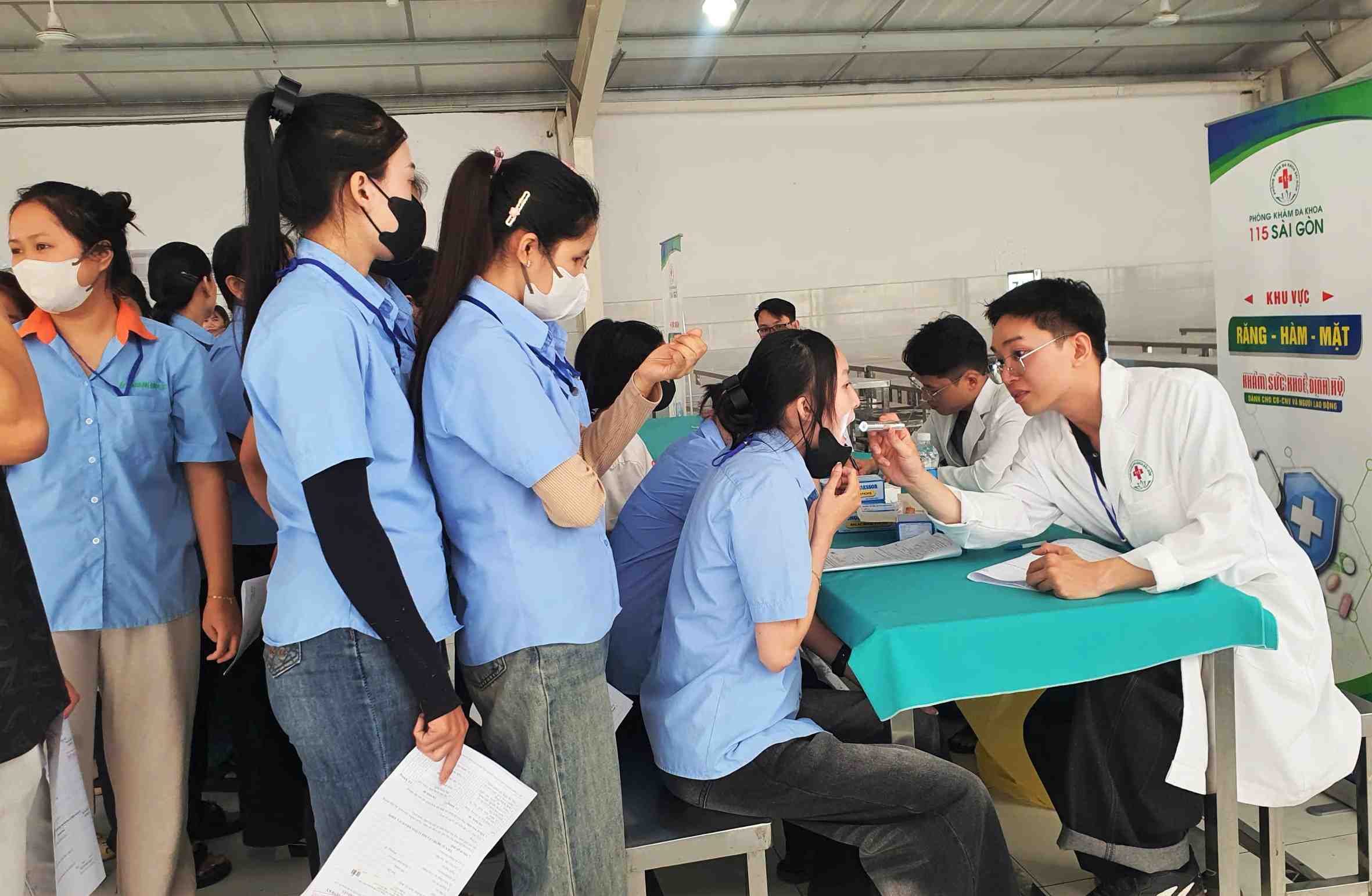 Le syndicat de Kanaan Bảo Lộc offre des cadeaux du 20 octobre à plus de 1 000 travailleurs