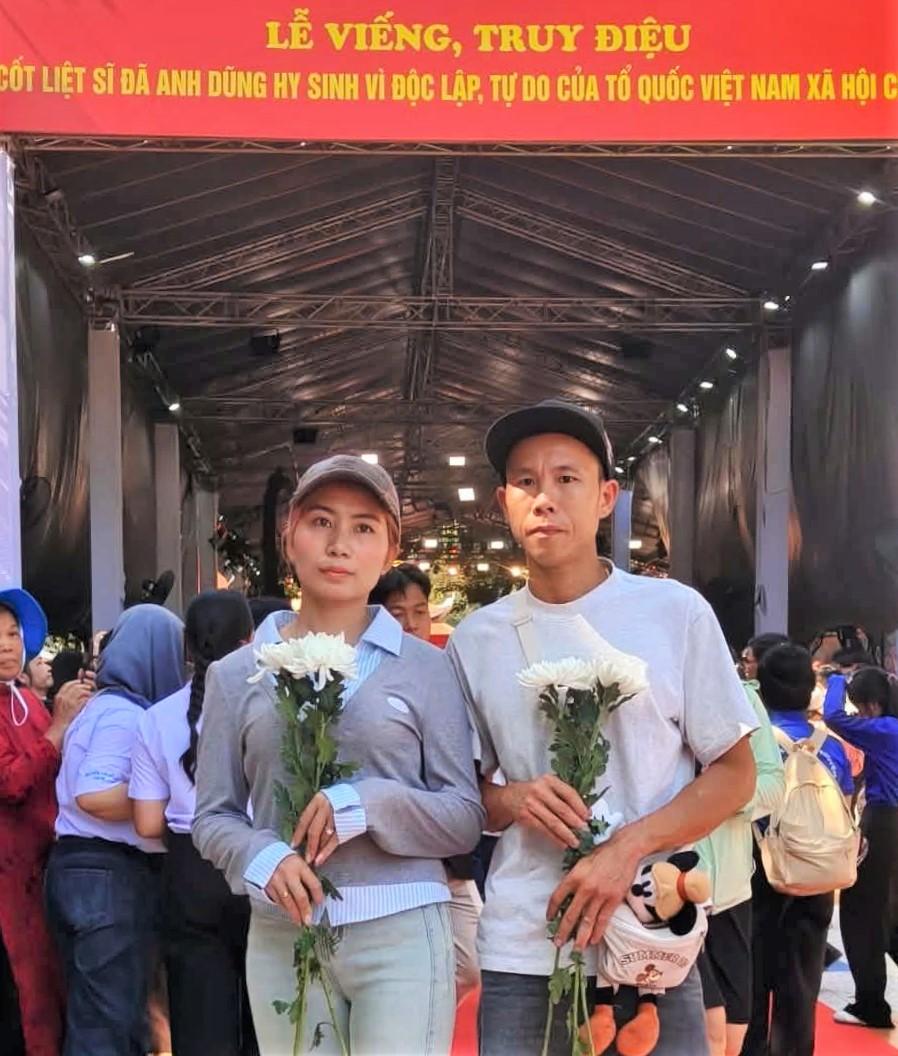 Vợ chồng anh Trần Văn Định có mặt trong lễ viếng và đưa tiễn 731 hài cốt liệt sĩ tại Công viên Lê Thị Riêng. Ảnh: Nhân vật cung cấp