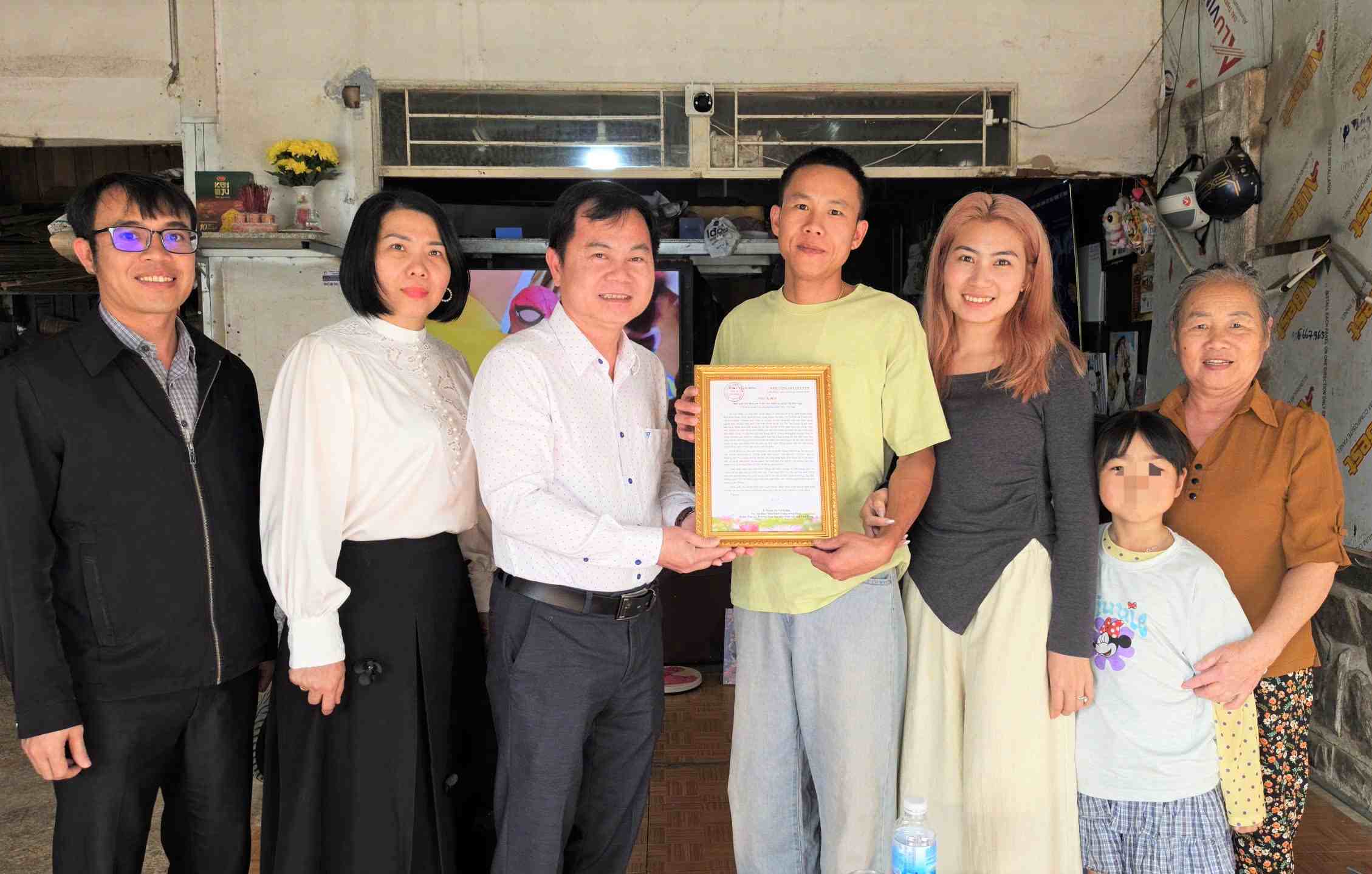 람동성 당위원회 서기, 달랏에 있는 부부에게 감사 편지 보내 순국선열에게 4,000송이의 꽃 선물