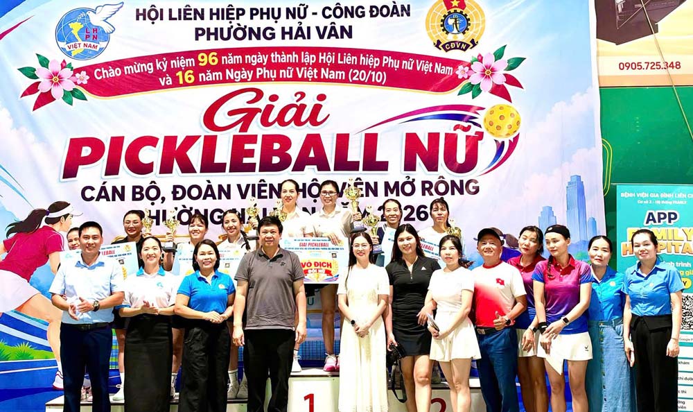 Le syndicat du quartier de Hải Vân, Đà Nẵng, offre des cadeaux aux femmes membres du syndicat en difficulté