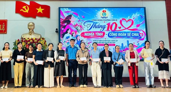 Le syndicat du quartier de Cam Le, Da Nang, remet des cadeaux pour soutenir les femmes membres du syndicat et les travailleurs en difficulté. Photo: Syndicat de Cam Le