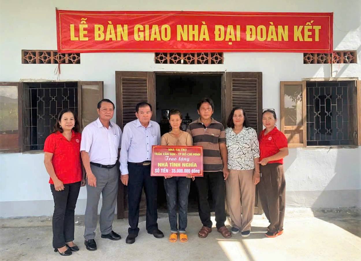 Bàn giao nhà đại đoàn kết cho gia đình bà Phùng Thị Lan, hộ nghèo tại xã Đạ Tẻh. Ảnh: Hoài Thanh