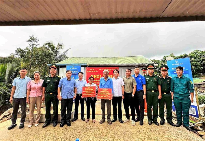 El Comando Militar Provincial de Lâm Đồng inicia la construcción de una casa de gratitud militar-civil para la familia del Sr. Lâm Văn Tuấn, hijo de un mártir. Foto: Hữu Bằng