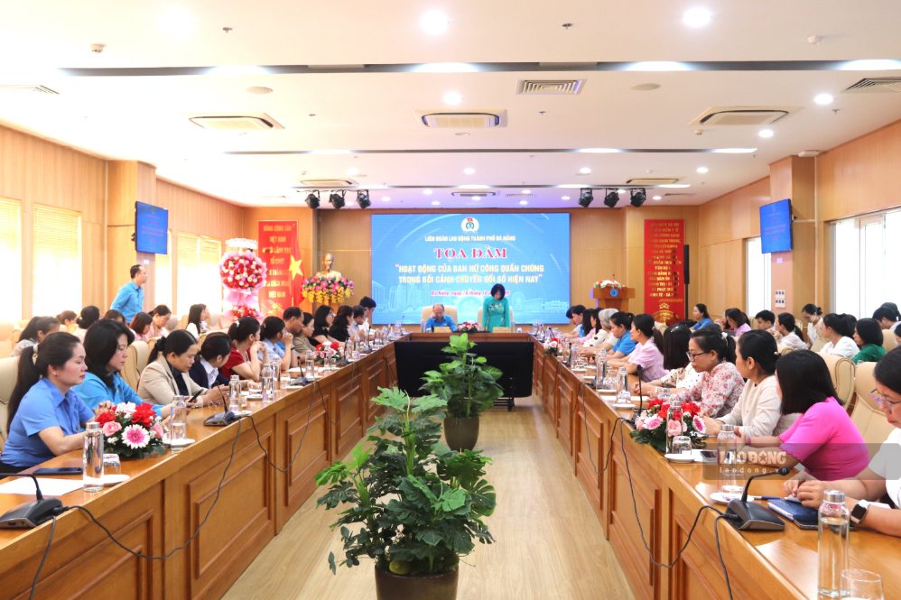 Các đại biểu trao đổi sôi nổi về kinh nghiệm ứng dụng công nghệ số tại đơn vị. Ảnh: Nguyễn Linh