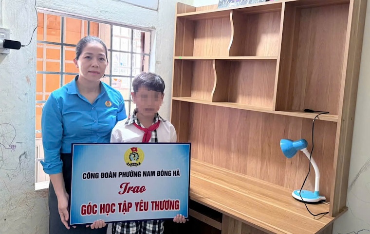 Trao tặng góc học tập cho con của nữ đoàn viên (ảnh chụp tháng 10.2026). Ảnh: Công đoàn phường Nam Đông Hà