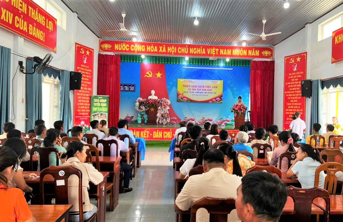 Phiên giao dịch được tổ chức tại xã Trà Tân phục vụ người lao động tiếp cận nhu cầu việc làm. Ảnh: Quang Vinh 