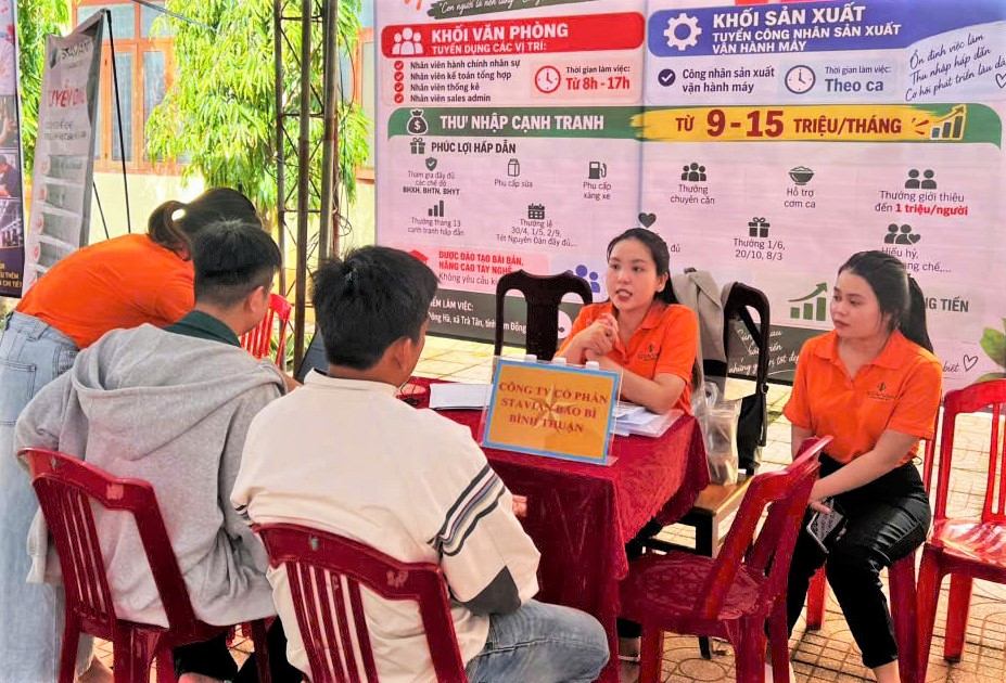 Các đơn vị tuyển dụng tư vấn nhu cầu việc làm cho người lao động. Ảnh: Quang Vinh 