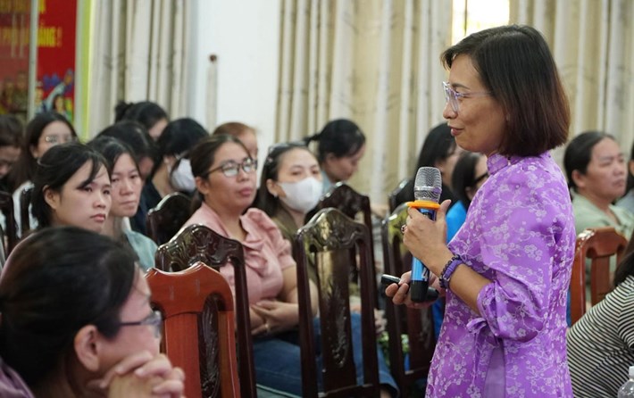 Le syndicat du quartier de Hai Chau, Da Nang, parle d'un sujet spécial sur les femmes à l'ère numérique. Photo: Syndicat de Hai Chau