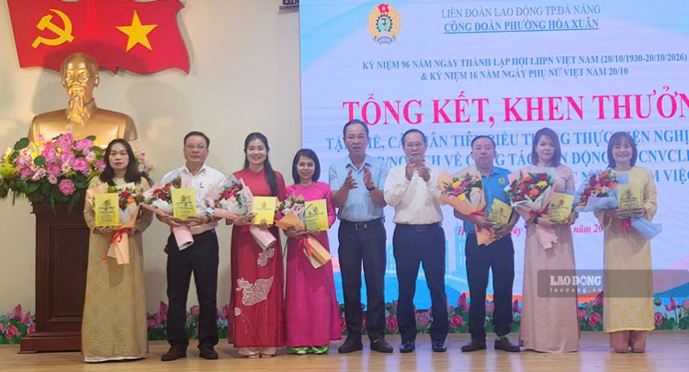 Công đoàn phường Hòa Xuân tuyên dương 7 tập thể và 13 cá nhân có thành tích tiêu biểu trong phong trào thi đua “Giỏi việc nước, đảm việc nhà”. Ảnh: Tường Minh