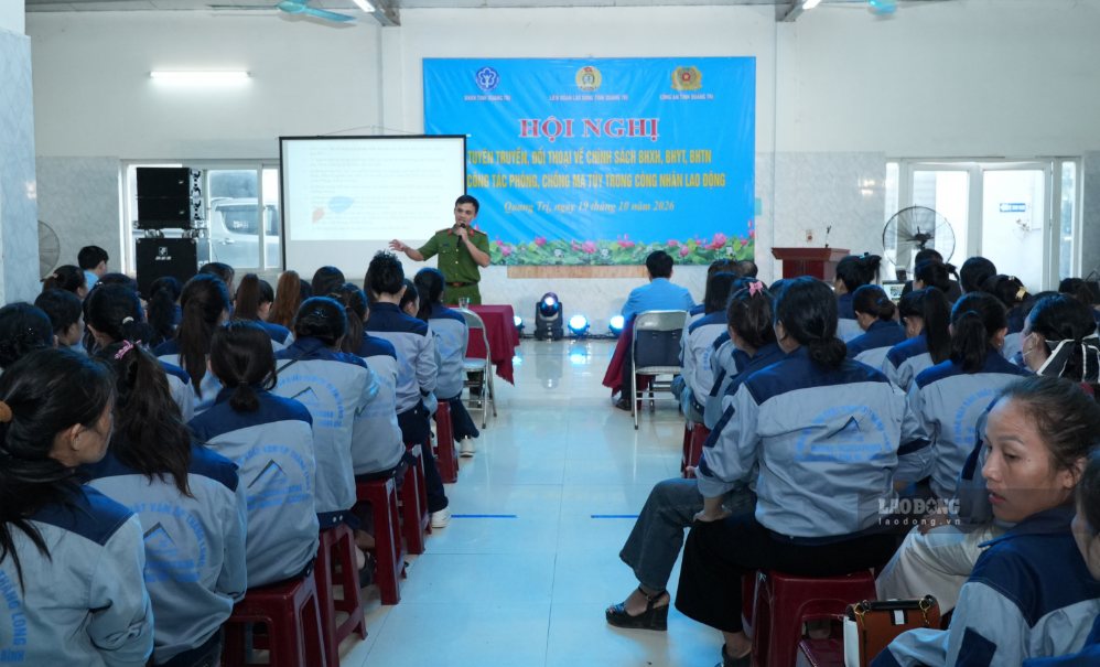 Đoàn viên, người lao động được tuyên truyền về tác hại của ma túy, phòng, chống tội phạm, tệ nạn ma túy và tín dụng đen (ảnh chụp ngày 19.10). Ảnh: Thanh Trung