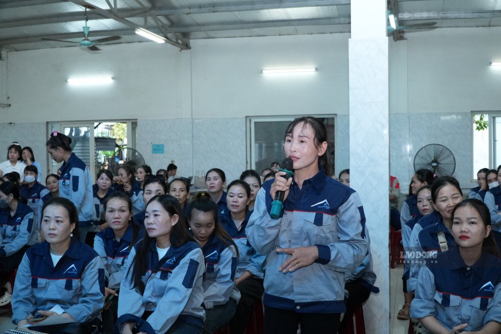 Người lao động trao đổi những thắc mắc về các chính sách BHXH (ảnh chụp ngày 19.10). Ảnh: Thanh Trung